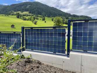 Solarzaun Absatz Mauer blau