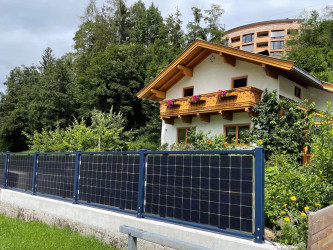 Solarzaun auf Mauer blau